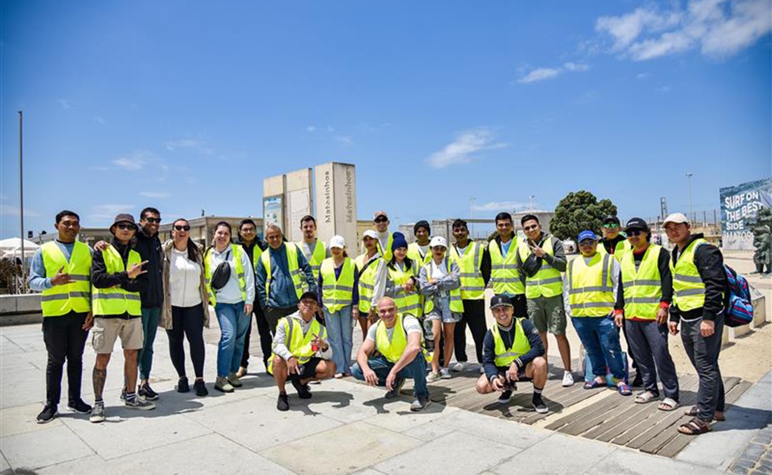 Foto de grupo del equipo del Vasco da Gama con chalecos reflectantes al aire libre durante una jornada de formación.