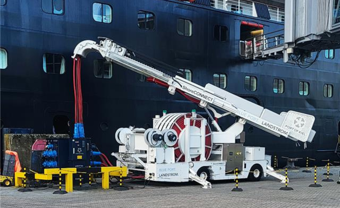 Sistema de ligação elétrica em terra conectado a navio de cruzeiro no porto