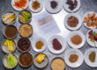 Ingredientes y restos de alimentos organizados para su reutilización en cocina