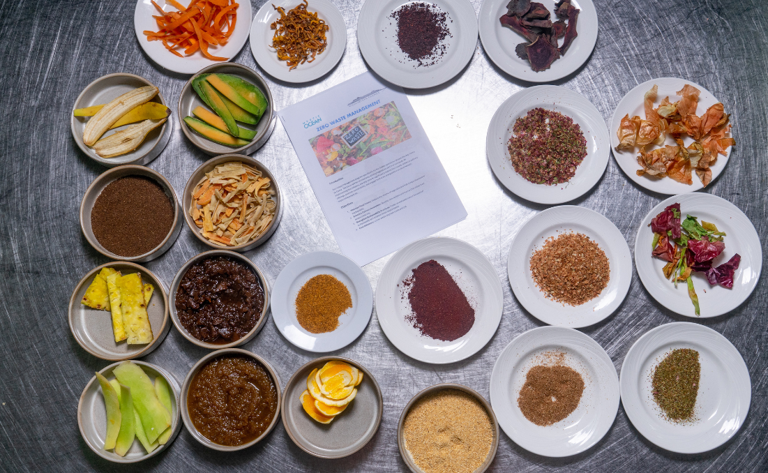 Ingredientes e restos alimentares organizados para reaproveitamento em cozinha