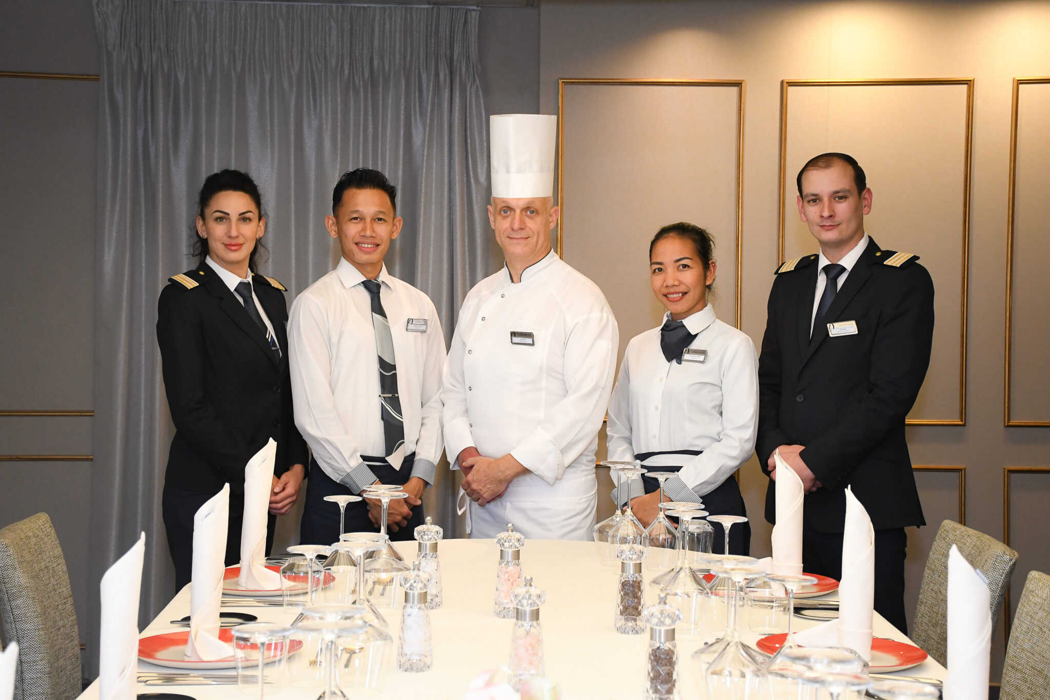 Equipo de restauración de crucero preparado en un comedor antes del servicio