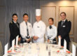 Equipo de restauración de crucero preparado en un comedor antes del servicio