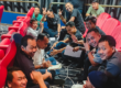 Grupo de tripulantes sonriendo e interactuando durante una sesión de formación a bordo