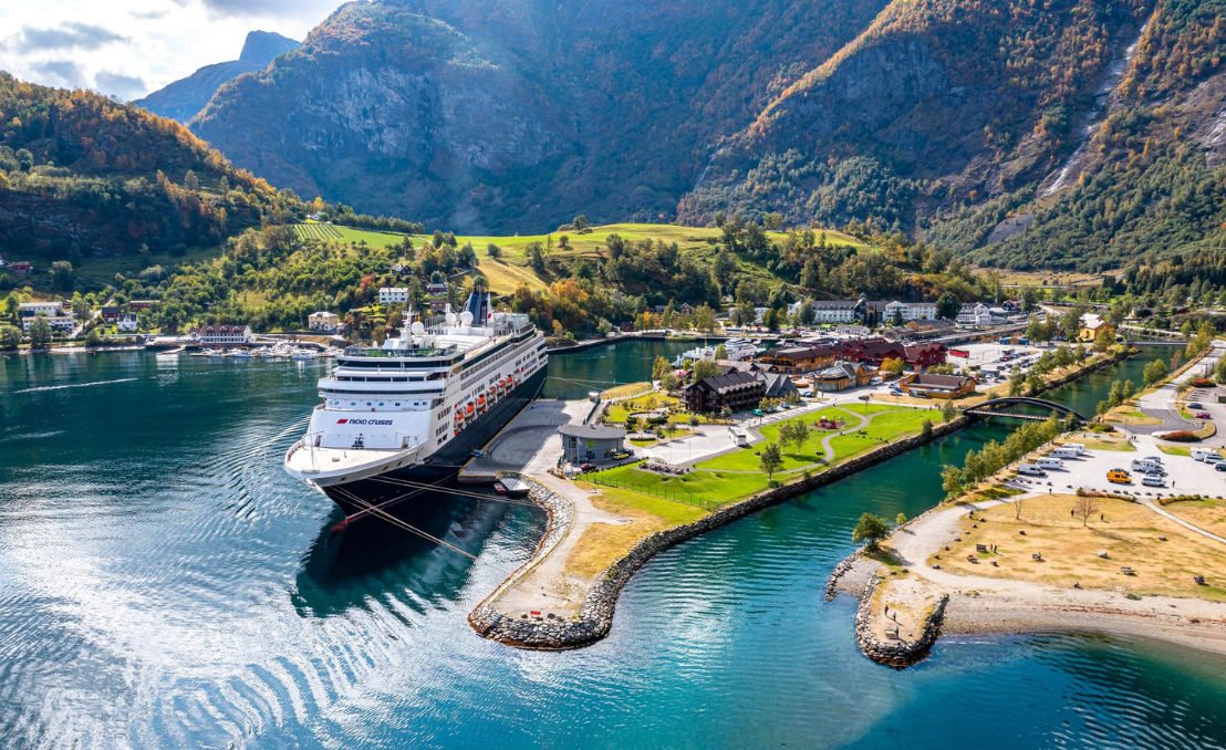 Kreuzfahrtschiff in einem norwegischen Fjord umgeben von Bergen und Natur