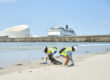Voluntarios recogiendo residuos en una playa durante una limpieza costera